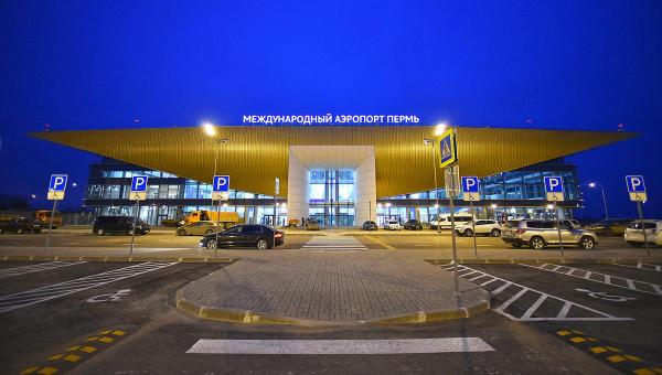 Фасад нового терминала аэропорта «Большое Савино» начал рушиться