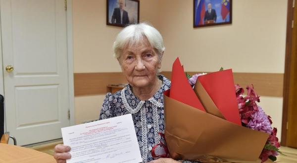 Живущей в бараке вдове ветерана ВОВ вручили сертификат на жильё
