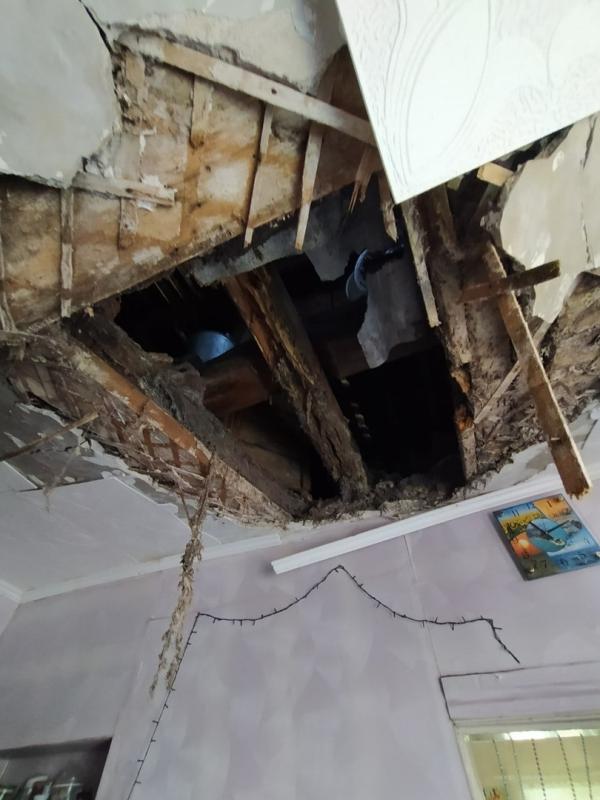 В Кунгуре в жилом аварийном доме обрушилось чердачное перекрытие