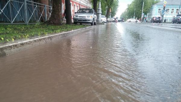 Комсомольскую площадь в Перми затопило из-за коммунальной аварии