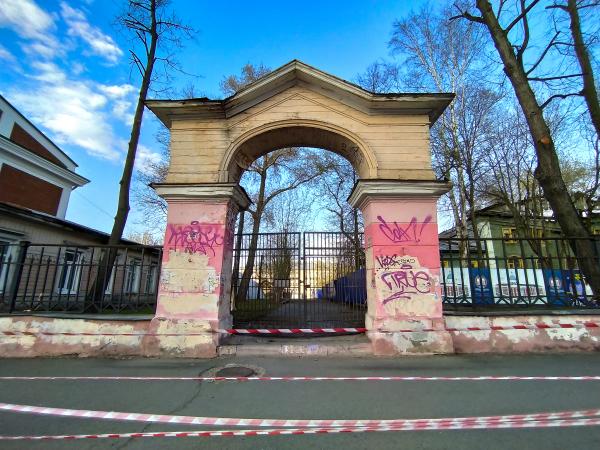 На реставрацию ограды с воротами Пермского педуниверситета выделено 14,8 млн рублей
