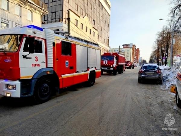 <div>В Перми на сообщение о задымлении в ТЦ «Айсберг» приехали восемь пожарных машин</div>