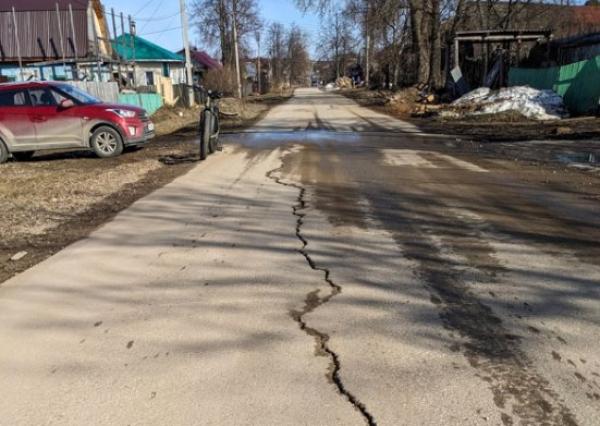В Добрянке на отремонтированной два года назад дороге образовались широкие трещины