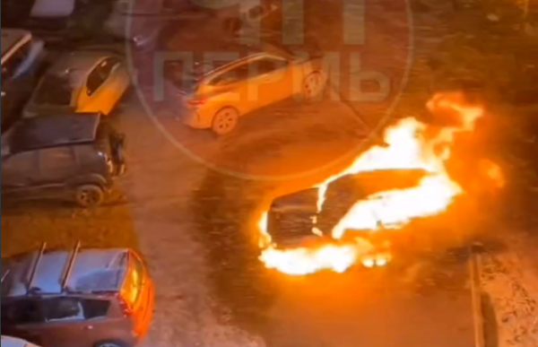 В Перми во дворе на улице Грибоедова сгорел автомобиль