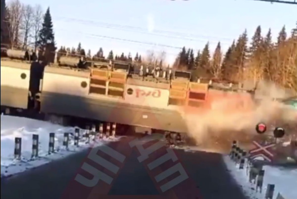 В Пермском крае поезд протаранил заглохший на путях грузовик