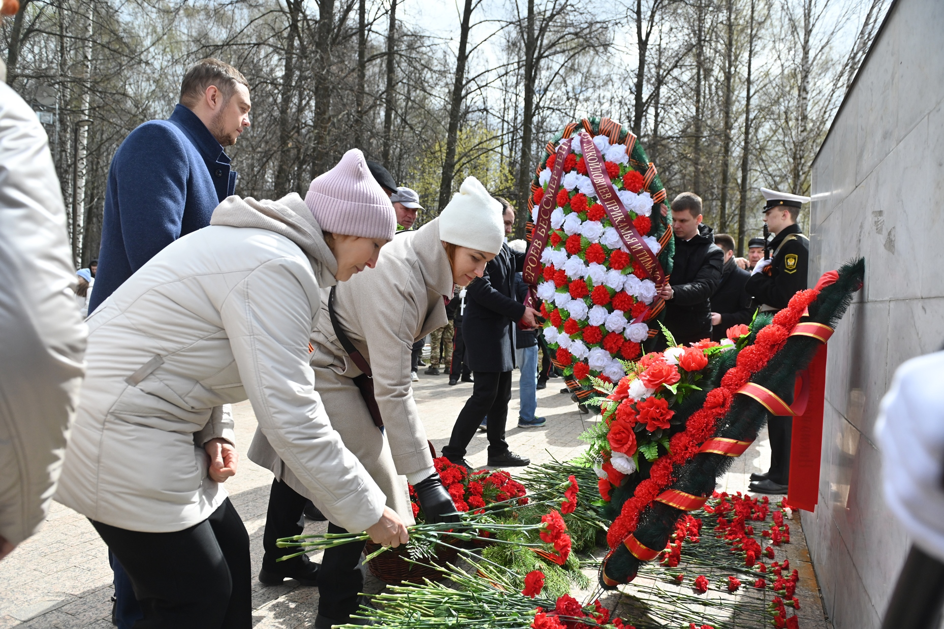 Молодые специалисты и ветераны предприятия приняли участие в возложении цветов к мемориалу «Скорбящая»