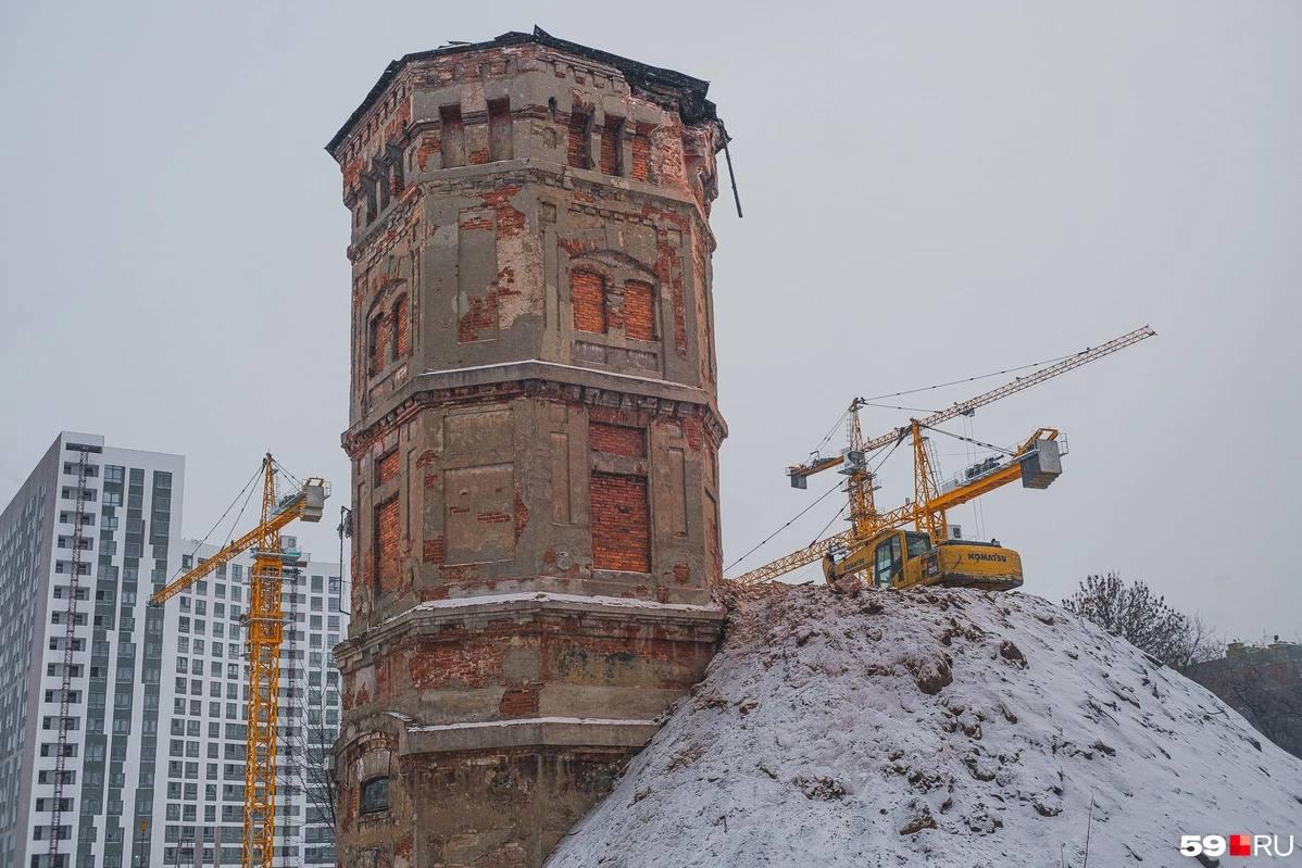 В Перми на ул. Барамзиной начали сносить столетнюю водонапорную башню |  «Новый компаньон»