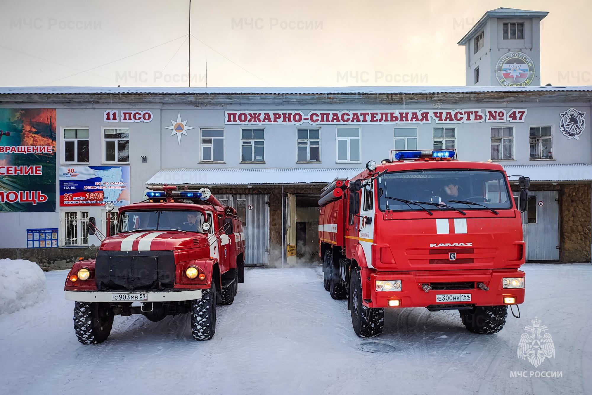 В Чайковском пожарные спасли двух человек из горящего дома | «Новый  компаньон»