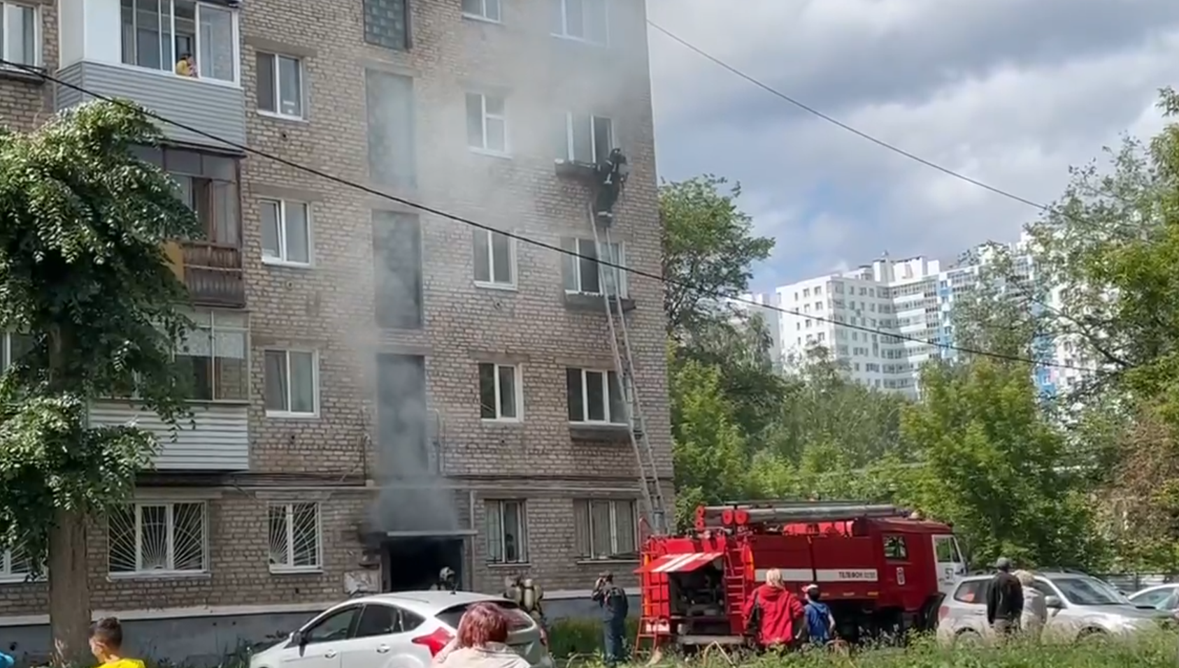 В Перми пожарные спасли трёх человек из горящей пятиэтажки | «Новый  компаньон»