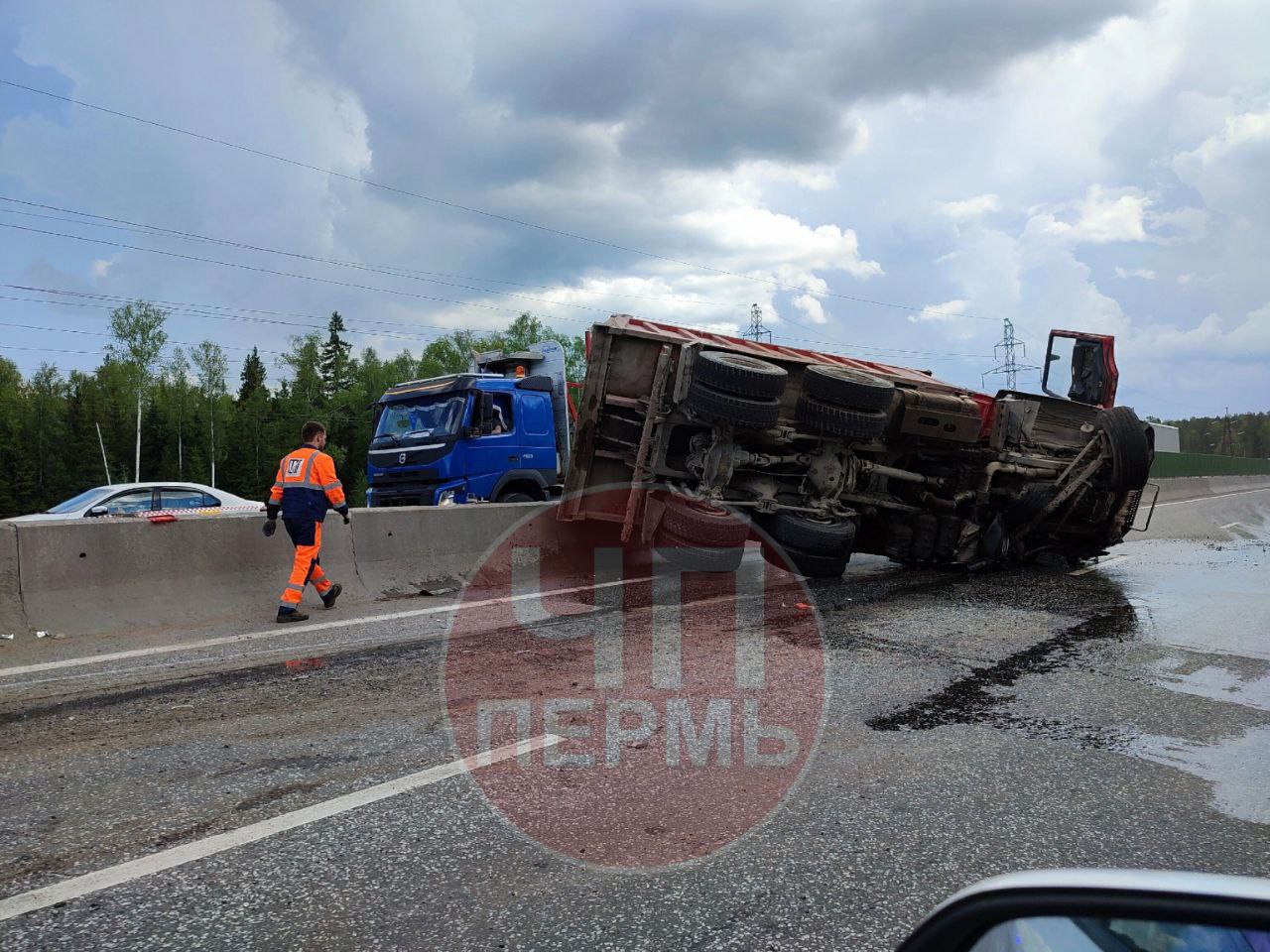 В Кировском районе Перми фура перевернулась из-за лопнувшего колеса |  «Новый компаньон»