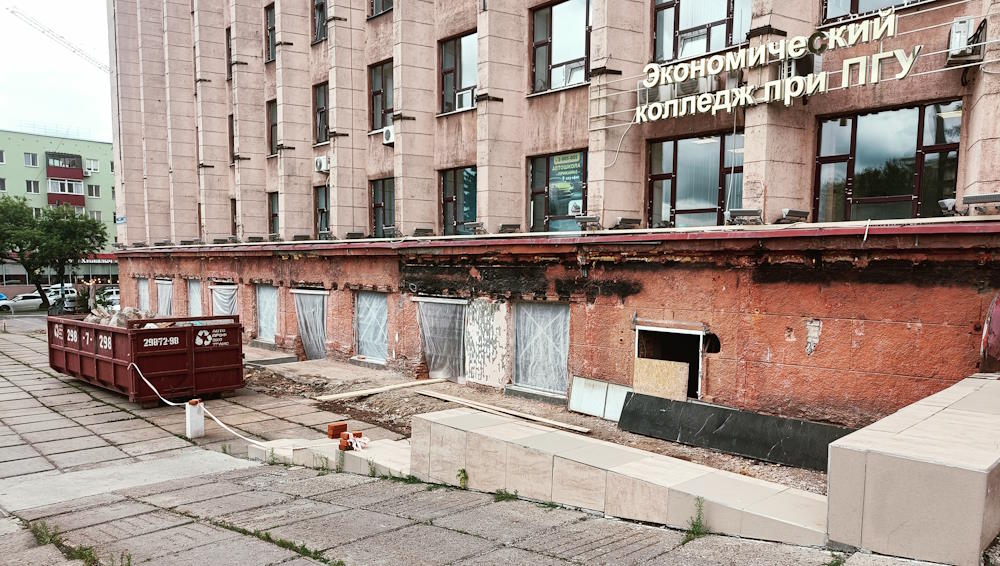 В Перми демонтировали пристройку к зданию на Октябрьской площади