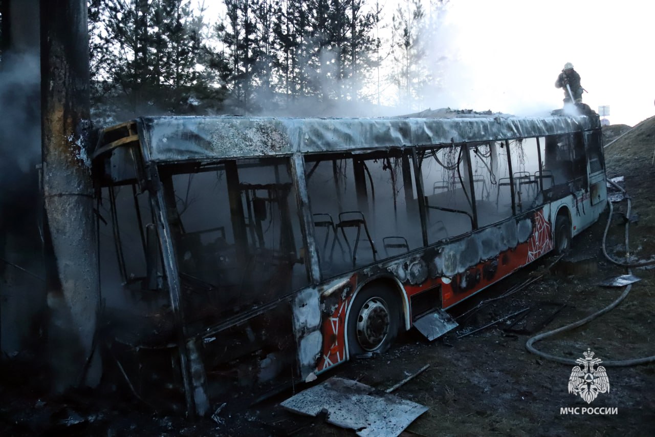 Появилось видео с места ДТП с упавшим и загоревшимся автобусом в Перми